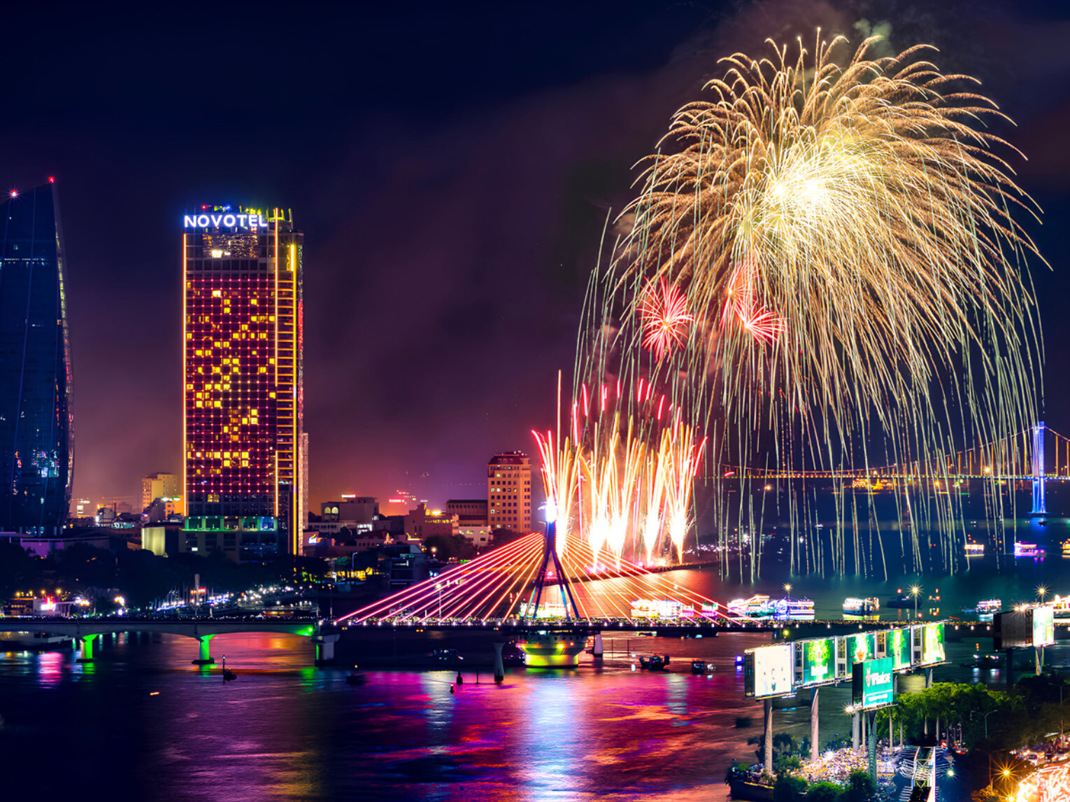 Novotel Danang Premier Han River tọa lạc tại vị trí đắc địa bên bờ sông Hàn, sở hữu tầm nhìn trực diện ra khu vực bắn pháo hoa.