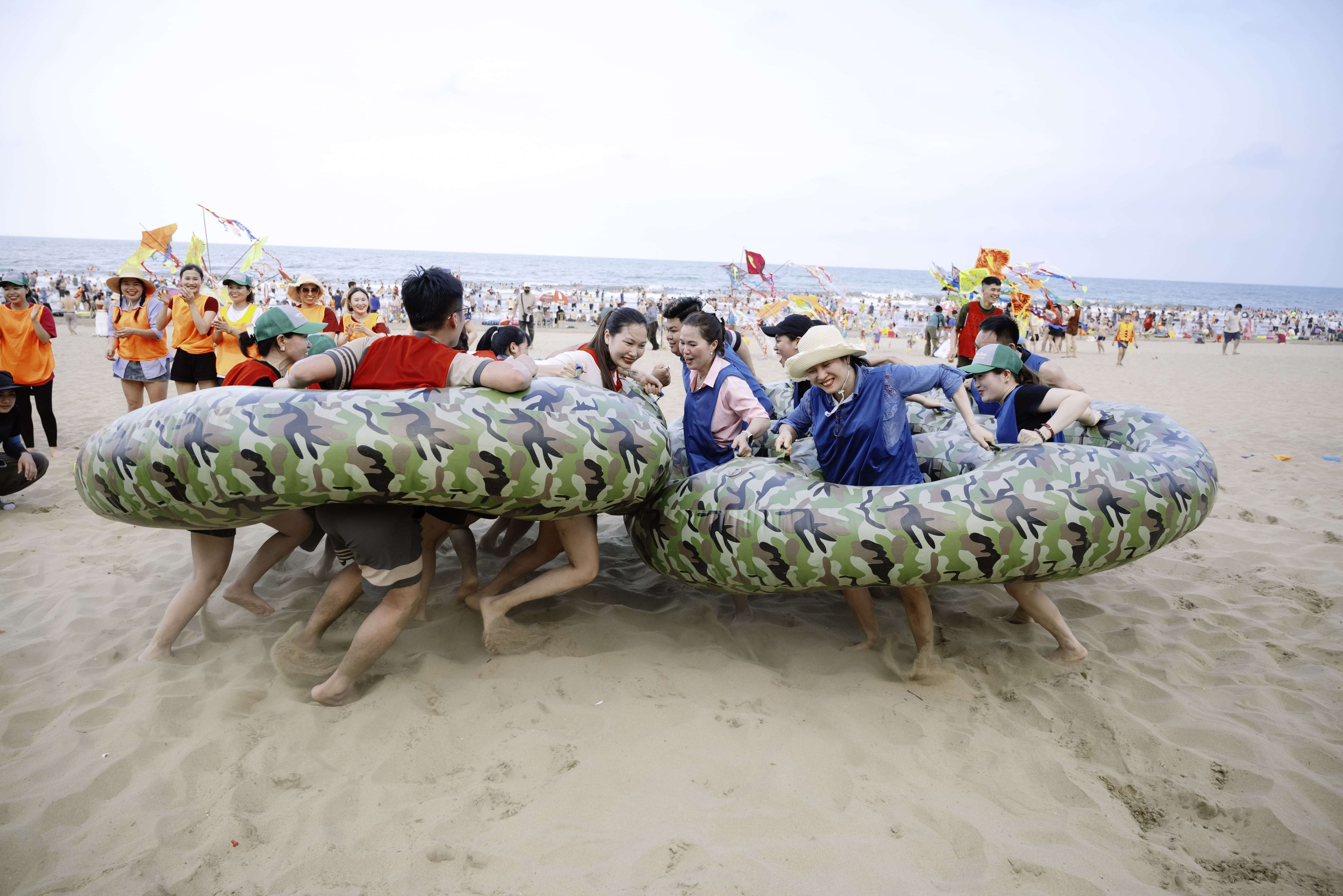 Teambuilding Bãi Biển: Sức Mạnh Tập Thể 2 team dong doi